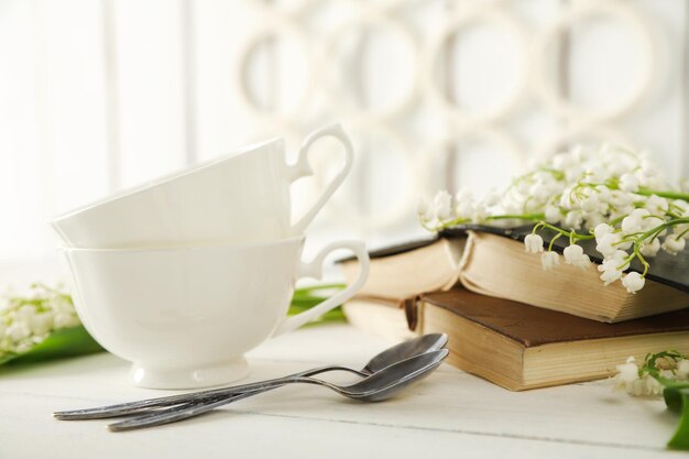 Książka kucharska i filiżanka herbaty