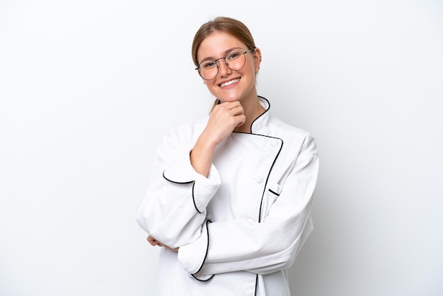 Uśmiechnięty kucharz w kuchni